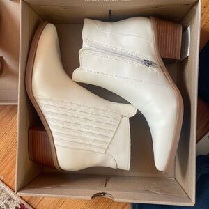 NWT Dolce Vita Salome Bootie, off-white, size 8